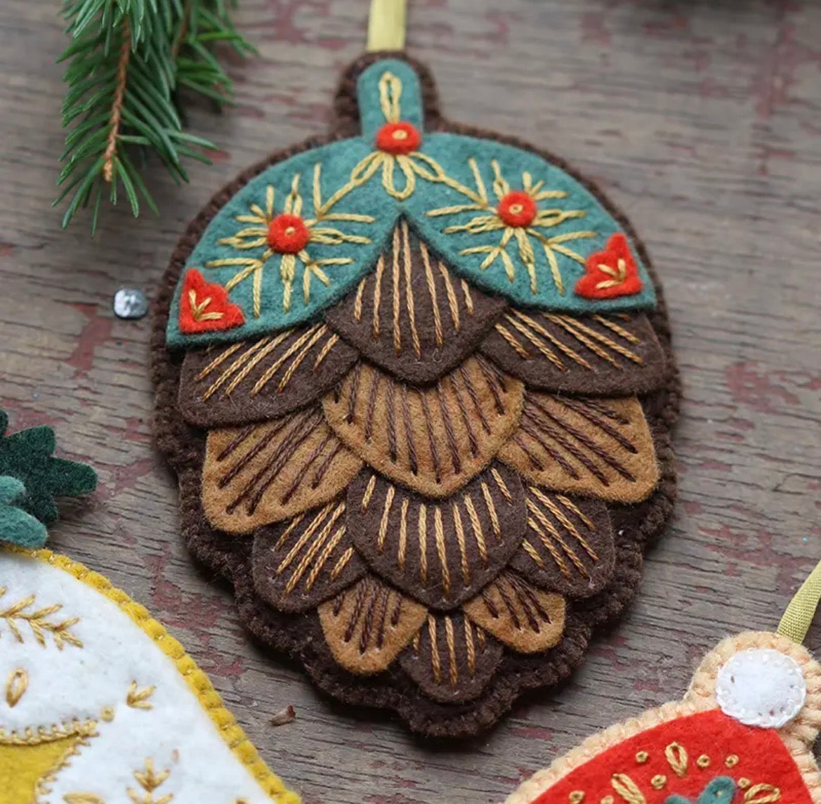 FELT ORNAMENT STITCHING KIT