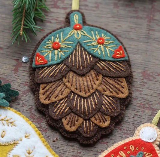 FELT ORNAMENT STITCHING KIT