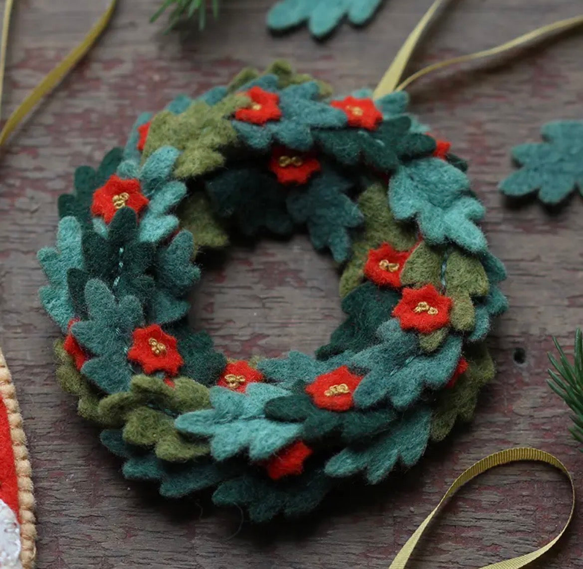 FELT ORNAMENT STITCHING KIT