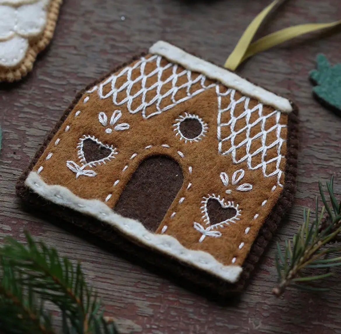 FELT ORNAMENT STITCHING KIT
